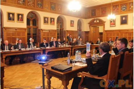 Radni nie przyjęli uchwały ws. zmiany wynagrodzenia burmistrza / fot. arc.ox.pl